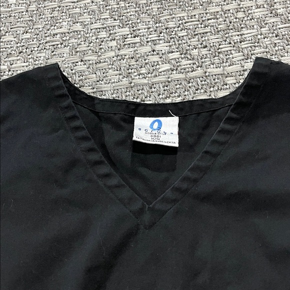 02 Scrubs | Black V-Neck Scrub Top with Stitched Waist Detail - Picture 5 of 8